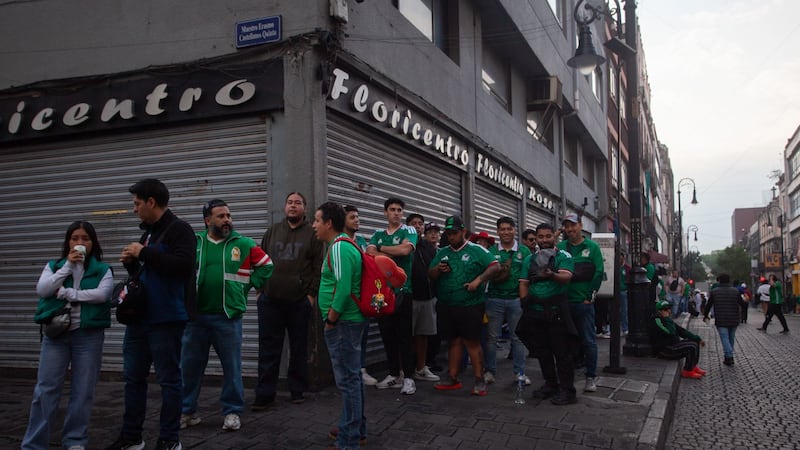 VIDEO: Cientos de aficionados formar largas filas para entrar al Fan Fest del Zócalo de la CDMX