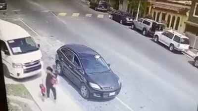 La unidad golpeó varios autos que estaban estacionados en la zona