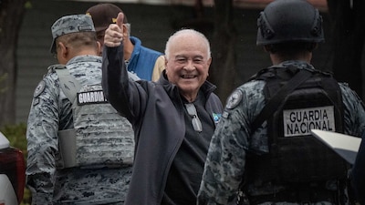 Ernesto Ruffo regresa a casa en Baja California donde seguirá su proceso penal