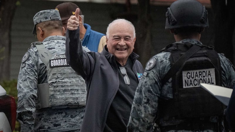Ernesto Ruffo regresa a casa en Baja California donde seguirá su proceso penal