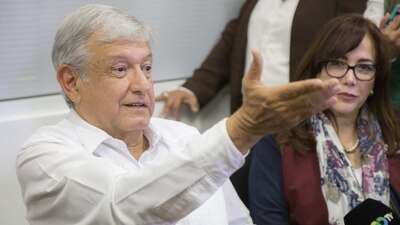 El candidato de Morena a la Presidencia dice que hay un pleito dentro de "la mafia del poder"