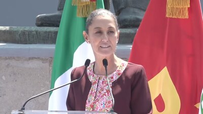 Se registró este domingo como candidata presidencial ante el INE