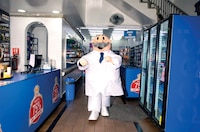 Joven termina su trabajo como botarga del Dr. Simi para graduarse de la universidad