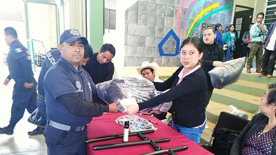 Maricela Vallejo Orea durante la entrega de equipamiento a la policía de su localidad, el 20 de junio de 2018