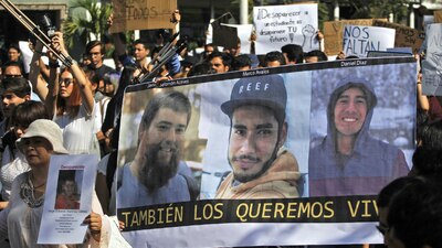 Este jueves, cientos de personas marcharon para exigir que aparezcan con vida los estudiantes desaparecidos