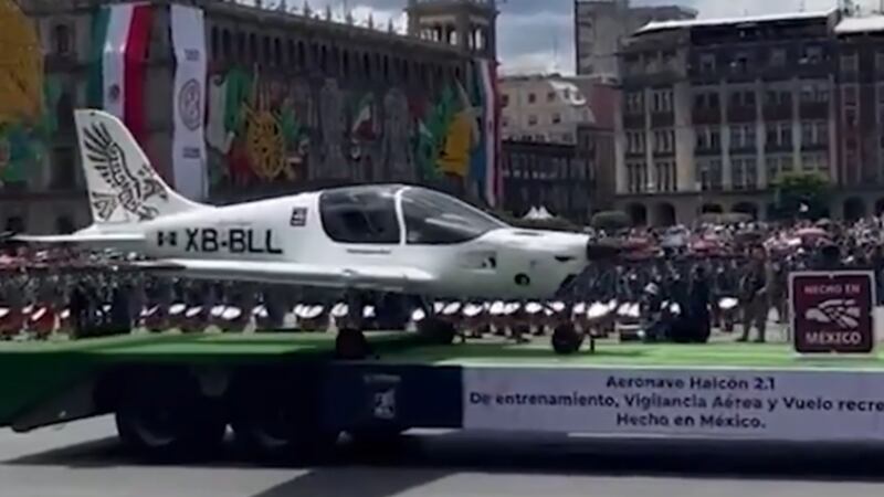 El Halcón 2.1, primer avión ligero deportivo 100% mexicano, participa en el Desfile Militar del 16S