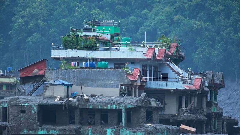Suman más de 390 muertos y mil 400 desaparecidos tras riada en Nepal y China
