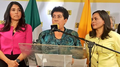 Mary Telma Guajardo (centro) es la candidata del PRD al Gobierno de Coahuila