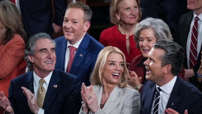 ¿Cómo fue que los archivos de Epstein persiguieron a Pam Bondi como secretaria de Justicia?