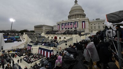 Afuera del Capitolio se preparan para la toma de posesión de Donald Trump como presidente de Estados Unidos