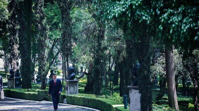 El expresidente de México Enrique Peña Nieto caminando por una zona de Los Pinos