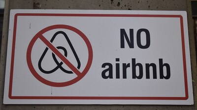 El objetivo es equilibrar la competencia entre alojamientos turísticos de corto plazo y los hoteles tradicionales