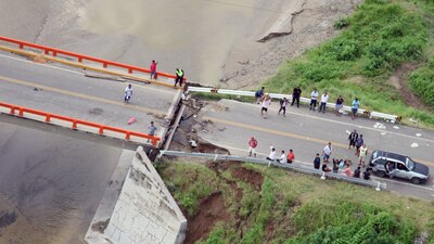 Un puente de Lima se partió por el desbordamiento de ríos producto de las lluvias