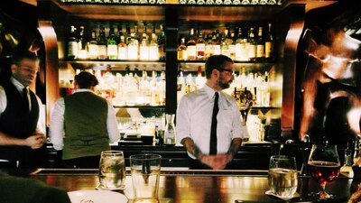 Las salidas a los bares están acabando con el dinero de los millennials