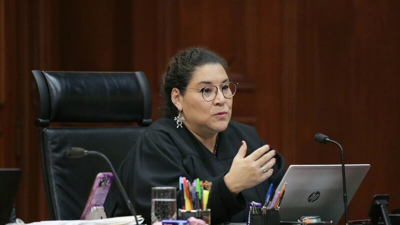 Acusa Lenia Batres a ministros de avalar incrementos millonarios a los sueldos de la Corte