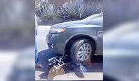 ¿Eso es posible? Motor de automóvil se desprende en plena marcha