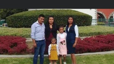 Gaby Gómez, (de guinda) junto a su esposo José, sus hijas Johana y Mónica, y su hermana Tania.