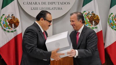 El presidente de la Cámara de Diputados, Jorge Ramírez, recibe el proyecto del titular de Hacienda, José Meade