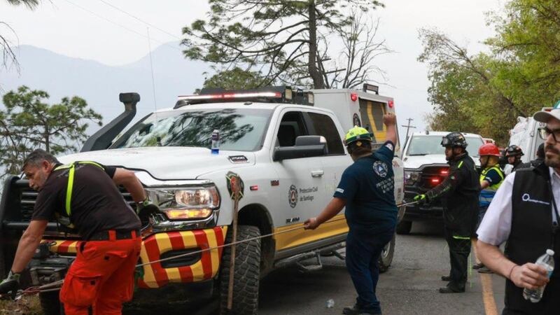 Camioneta se desbarranca y causa incendio forestal; hay 12 fallecidos