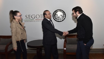 El secretario de hacienda dijo que el artículo 33 de la constitución no aplica a la cantante.