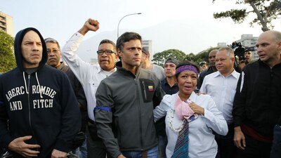 Leopoldo López (centro) camina libre luego de que fuera liberado por un grupo de militares opositores