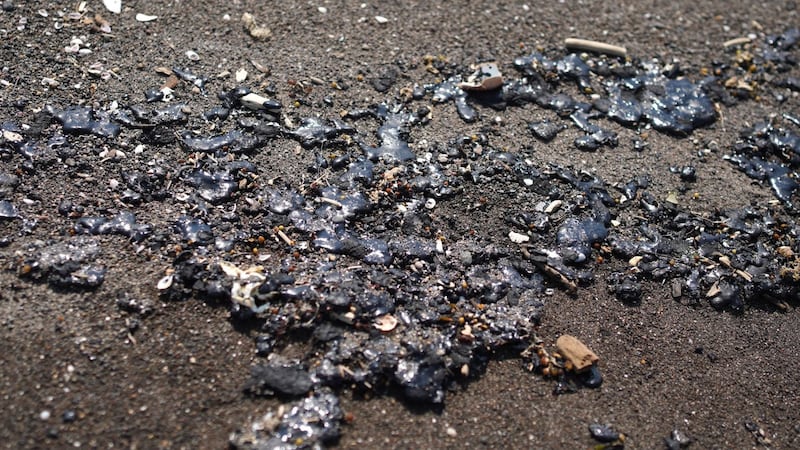 Pemex retira 128 toneladas de crudo en el Golfo de México; aún investigan origen del derrame