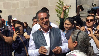 Jaime Rodríguez Calderón platicando con la gente en la ciudad de Toluca, Estado de México.