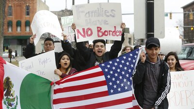 Mexicanos y otros latinos se tomaron el día y salieron a manifestarse