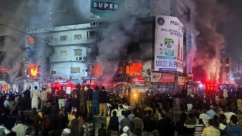 Incendio en centro comercial deja 6 muertos y docenas de desaparecidos, en Pakistán
