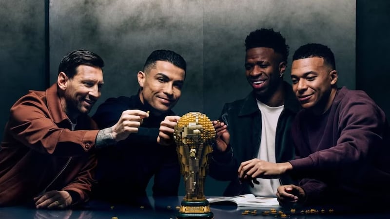 VIDEO: Messi, Cristiano, Vinicius y Mbappé protagonizan comercial de LEGO rumbo al Mundial 2026