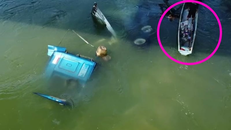 Rapiña: pobladores bucean para saquear tráiler en Tabasco