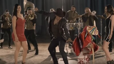 En el video 'Los Viejitos', la Banda Jeréz realizó una práctica discriminatoria donde se incita a la burla