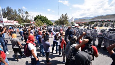 Elementos de la Guardia Nacional fueron los encargados de contener a los estudiantes