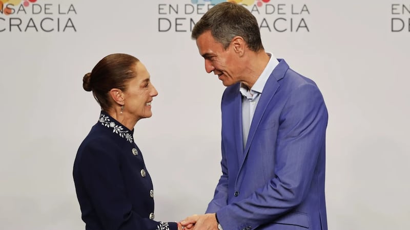 Sheinbaum se reúne con Pedro Sánchez en el marco de la IV Reunión en Defensa de la Democracia