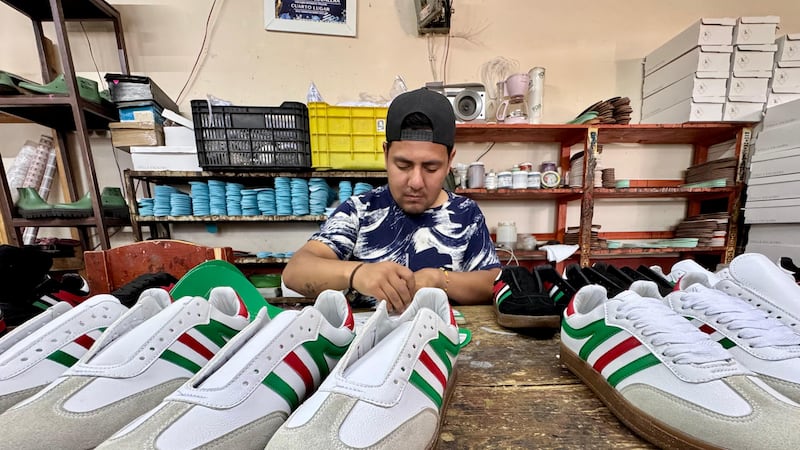 ¡Increíbles! Listos los tenis mundialistas de San Mateo Atenco, en el Edomex