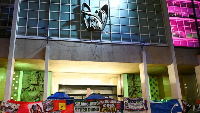 Trabajadores del IMSS rechazan aumento salarial de 6.8%; sindicato pide reabrir negociaciones