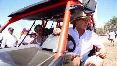 El gobernador Quirino Ordaz Coppel recorriendo la playa 'Los Glorias' de Guasave
