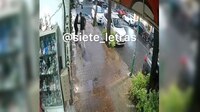 VIDEO: Captan a víctima de ‘pinchazo’ en calles de la colonia Tacuba, en la CDMX