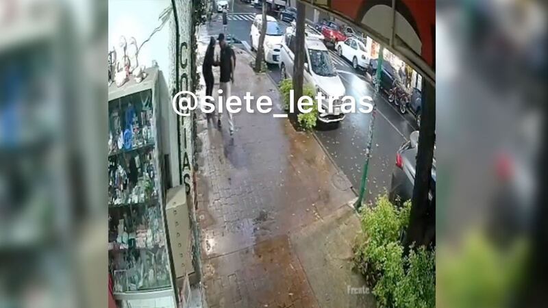 VIDEO: Captan a víctima de ‘pinchazo’ en calles de la colonia Tacuba, en la CDMX