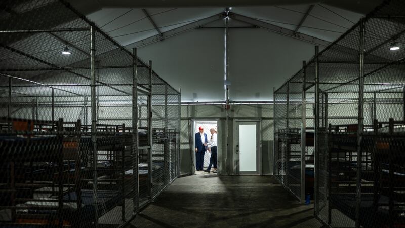 Encierran a mexicano en prisión rodeada de caimanes en EU por problema vial