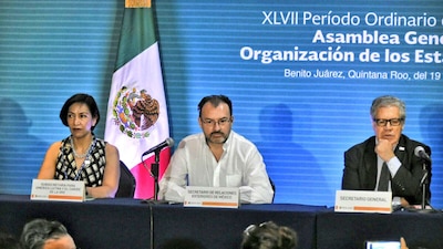 El secretario de Relaciones Exteriores, Luis Videgaray (centro) dio un mensaje al abrir la reunión general de la OEA