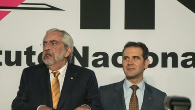 Enrique Graue, rector de la UNAM, junto a Lorenzo Córdova, consejero presidente del INE