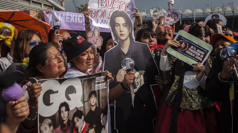 Miles de fans de BTS colapsan Churubusco para escuchar concierto desde afuera del Estadio GNP