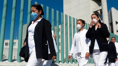 Médicos y personal de enfermería han sido blanco de ataques por miedo al COVID-19