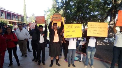Mientras sus compañeros vestían falda, las alumnas del Cobao decidieron no usar el uniforme escolar y acudir en pantalones