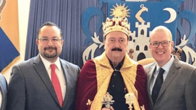 El dueño de Dulces de la Rosa celebró su cumpleaños ataviado como un verdadero rey del medioevo