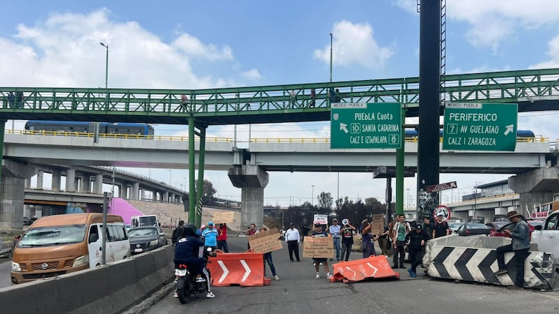 Bloquean carretera en Texcoco; exigen regular gaseras tras explosión en Puente de la Concordia