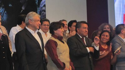 Delfina Gómez (centro) estuvo acompañada por AMLO en su primer día de campaña
