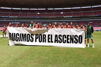 “El futbol es de todos”: Leones Negros ‘rugen’ en la cancha y tribunas para restablecer el ascenso