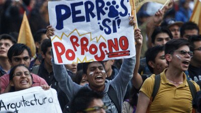 Estudiantes de la UNAM durante una marcha para exigir que salgan los grupos porriles de la institución